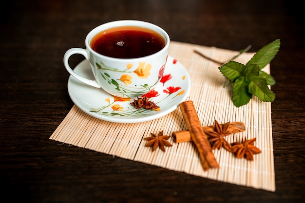 Tè nella tazza su marrone scuro