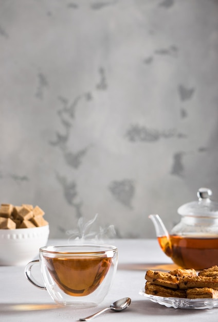 Tè nero caldo con zucchero e biscotti