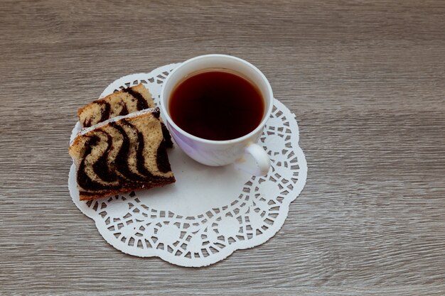 Tè nero colorato tradizionale francese con torta