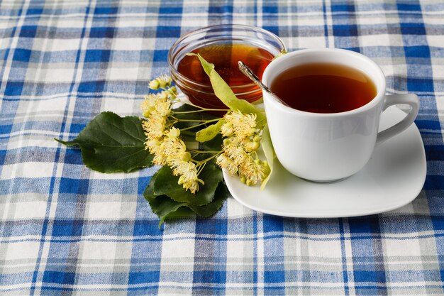 Tè nero con erbe curative e fiori di tiglio