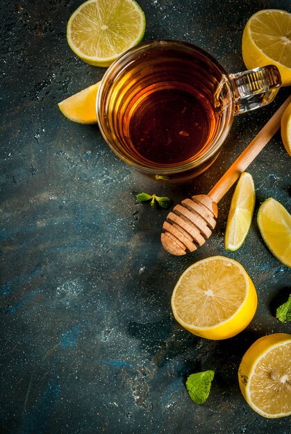 Tè nero con il limone e la menta sulla pietra concreta blu scuro, vista superiore del copyspace