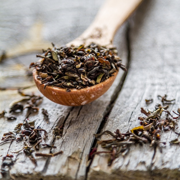 Tè nero secco in cucchiaio di legno