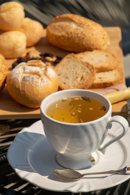 tè pomeridiano servito su un tavolo decorato, caffè pomeridiano, croissant, pane al formaggio, cibi vari