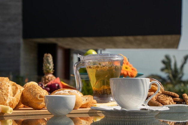 tè pomeridiano servito su un tavolo decorato, caffè pomeridiano, croissant, pane al formaggio, cibi vari