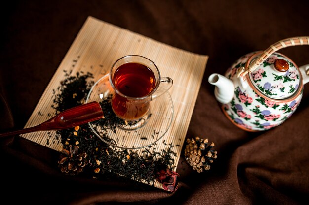 Tè rosso nella tazza del bicchiere