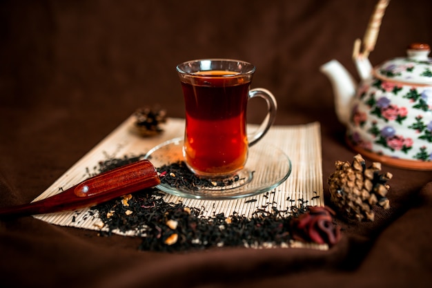 Tè rosso nella tazza del bicchiere