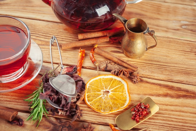 Tè rosso su un tavolo di legno