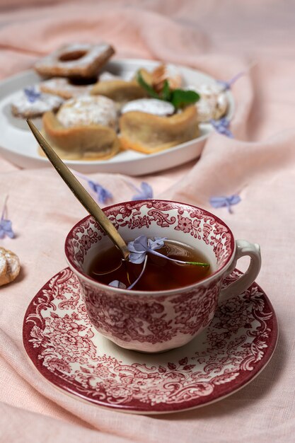 Tè tradizionale con menta e dolci arabi assortiti