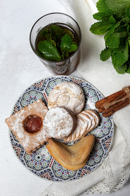 Tè tradizionale con menta e dolci arabi assortiti