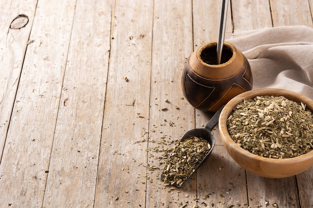 Tè tradizionale di yerba mate in ciotola sulla tavola di legno. bevanda tipica argentina