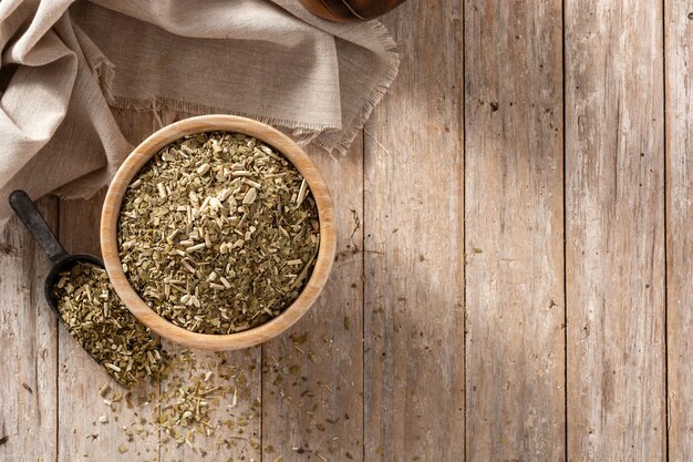 Tè tradizionale di yerba mate in ciotola sulla tavola di legno