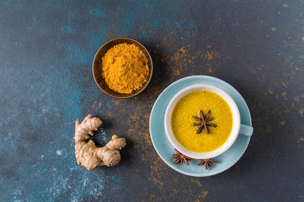 Tè tradizionale indiano Masala chai in una tazza