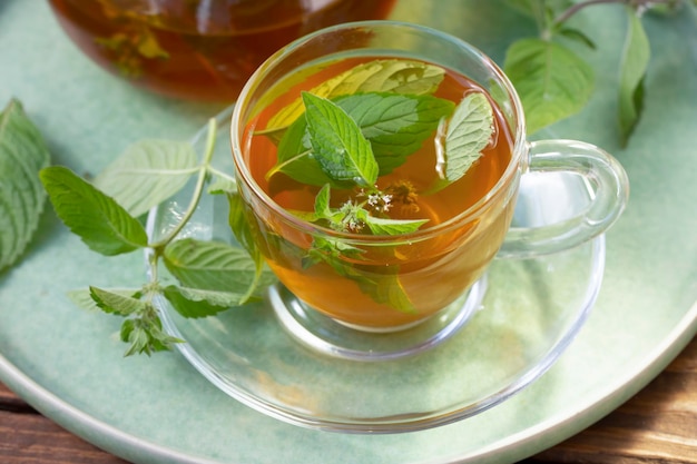 Tè verde alla menta in una ciotola trasparente. Cibo sano, antiossidanti.