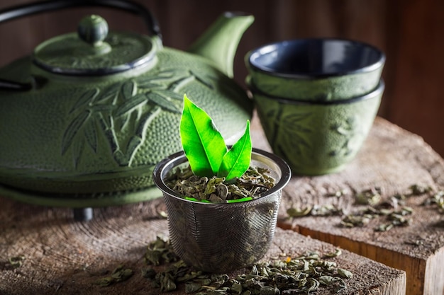 Tè verde aromatico con teiera e tazza in ferro