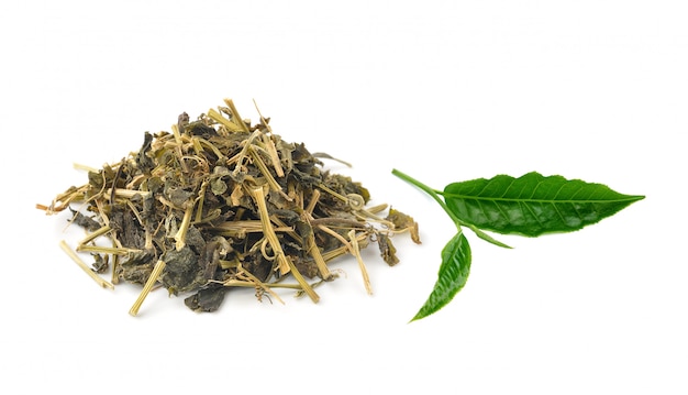 Tè verde aromatico, isolato su bianco