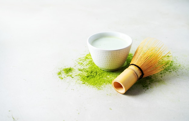 Tè verde biologico in polvere Matcha con utensili giapponesi Chasen bamboo whisk