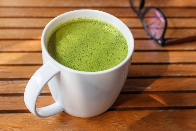 tè verde caldo in tazza bianca