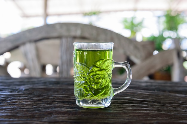 Tè verde caldo nella caffetteria