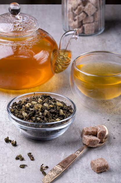 Tè verde cinese oolong con additivi di frutta, messa a fuoco selettiva su foglie di tè secche, primo piano