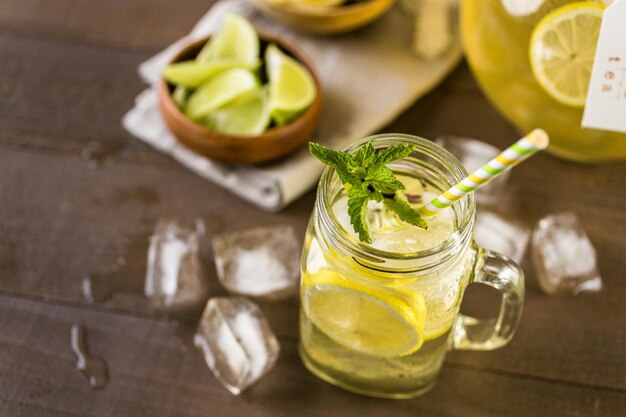 Tè verde con agrumi in barattolo di vetro da bere con ghiaccio.