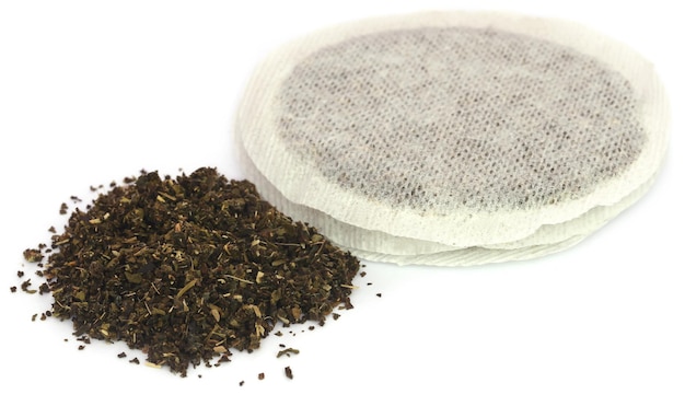 Tè verde con bustina di tè su sfondo bianco