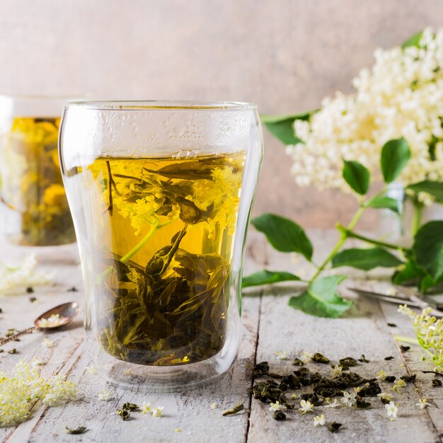 Tè verde con fiori di sambuco