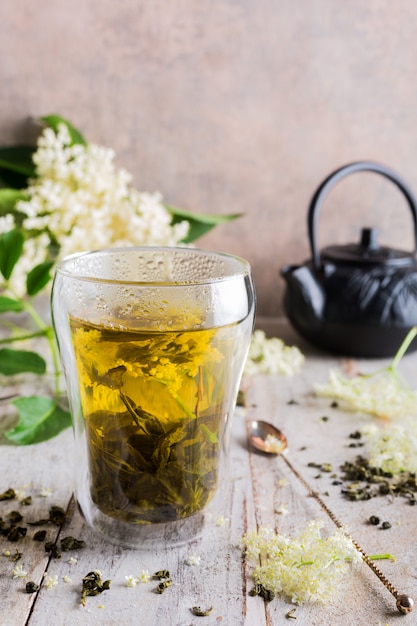 Tè verde con fiori di sambuco