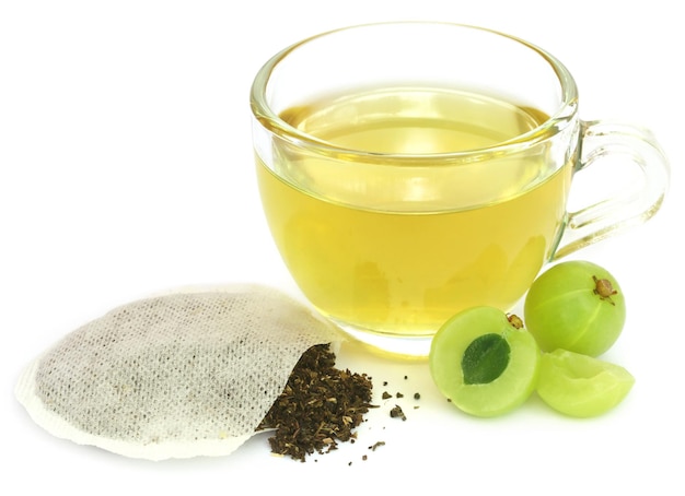 Tè verde con frutti ampla su sfondo bianco