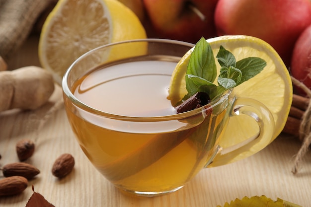 Tè verde con limone e cannella in una tazza di vetro