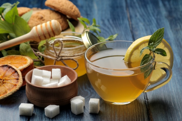 Tè verde con limone e cannella in una tazza di vetro