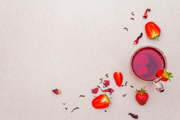 Tè verde dell'ibisco della fragola di estate