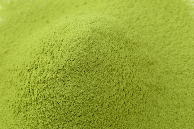 Tè verde della polvere di Matcha isolato su un fondo bianco