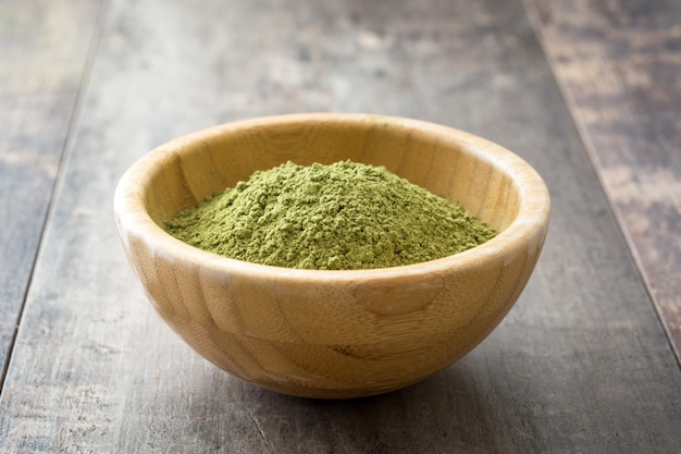 Tè verde di Matcha in una ciotola sulla tavola di legno