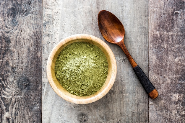 Tè verde di Matcha in una ciotola sulla vista di legno del piano d'appoggio