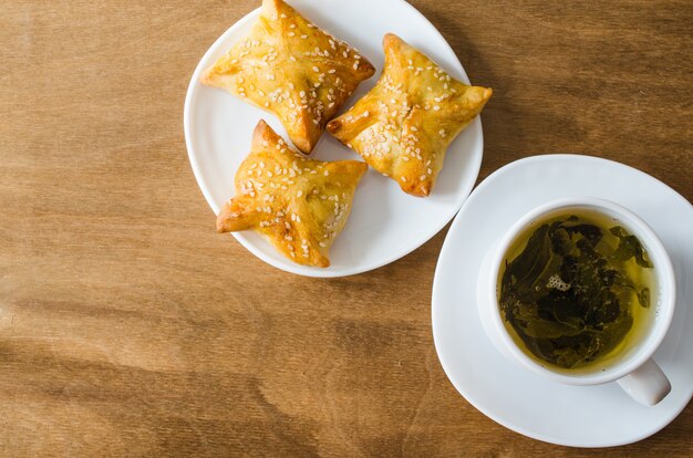 Tè verde e torte sul tavolo in legno rustico