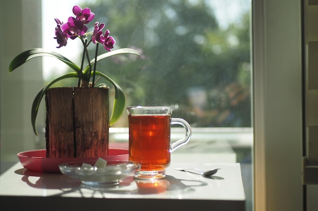 Tè verde e zucchero di primo mattino sul tavolo vicino alla finestra