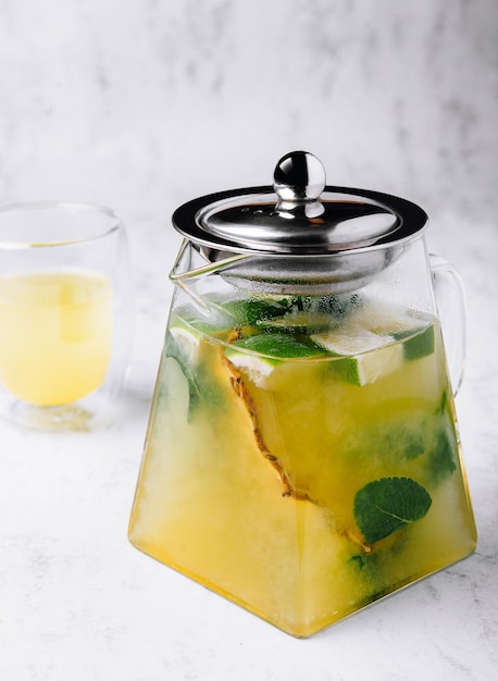 Tè verde freddo al frutto della passione o limonata con lime e menta