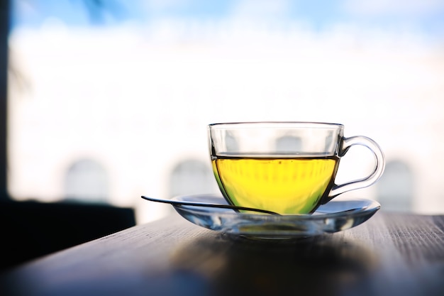 Tè verde fumante caldo in una tazza su un fondo rustico