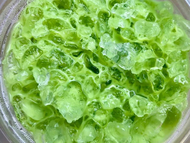 Tè verde ghiacciato con ghiaccio in plastica