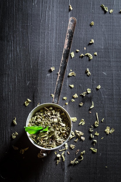 Tè verde gustoso e fresco sulla tavola di legno