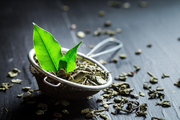 Tè verde gustoso in un vecchio colino di metallo