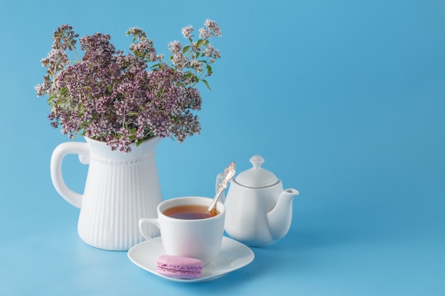 Tè verde in bella tazza con origano