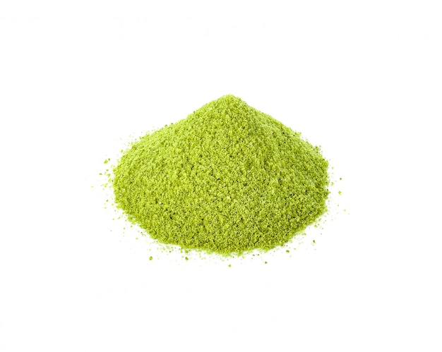 Tè verde in polvere di matcha su fondo bianco