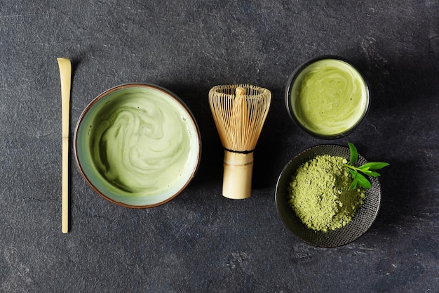 Tè verde matcha biologico Matcha in polvere e tè matcha in una ciotola