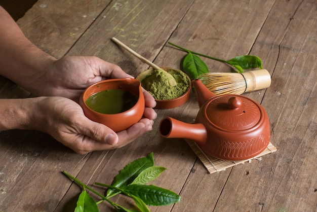 Tè verde Matcha e set da tè giapponese. Teiera in ceramica