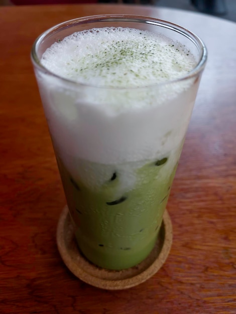 Tè verde matcha ghiacciato sulla tavola di legno