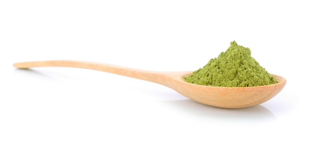 tè verde matcha in polvere in cucchiaio, isolato su sfondo bianco