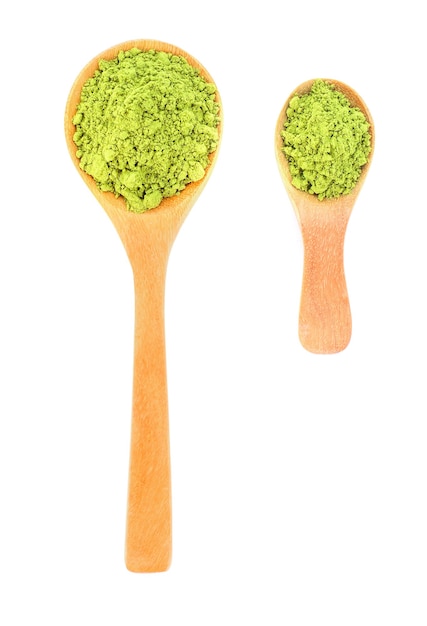 Tè verde matcha in polvere isolato su bianco