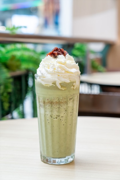 tè verde matcha latte mescolato con panna montata e fagioli rossi nella caffetteria e ristorante