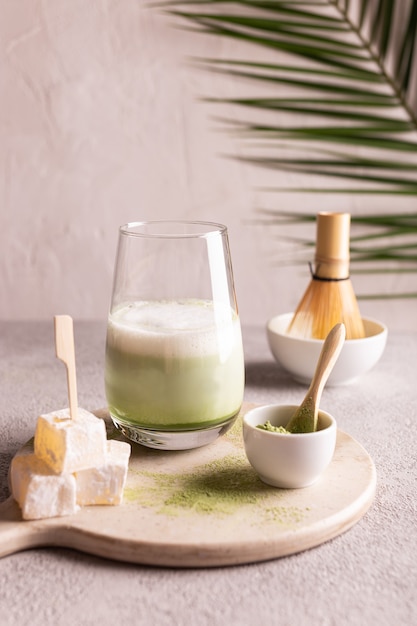 Tè verde matcha latte su una tavola di pietra bianca